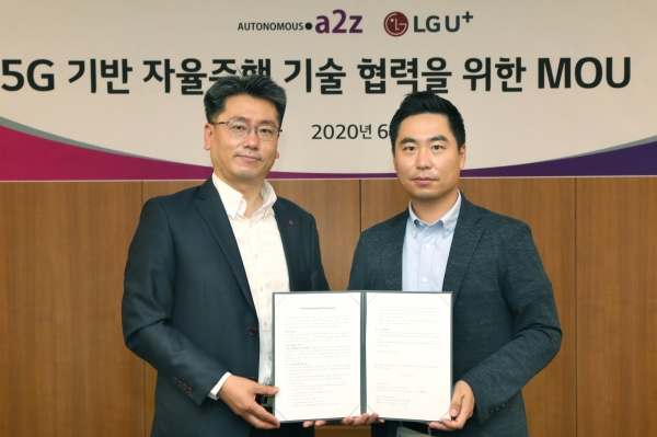 LG유플러스 모빌리티사업담당 강종오 상무(왼쪽)와 한지형 오토노머스에이투지 대표가 세종시 자율주행 실증 사업에 대한 업무협약을 맺고 있다. ⓒLG유플러스
