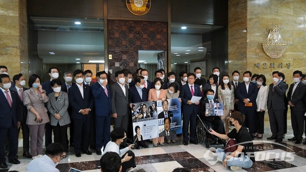 미래통합당 초선의원들이 15일 국회에서 기자회견을 열었다. 사진 / 박상민 기자