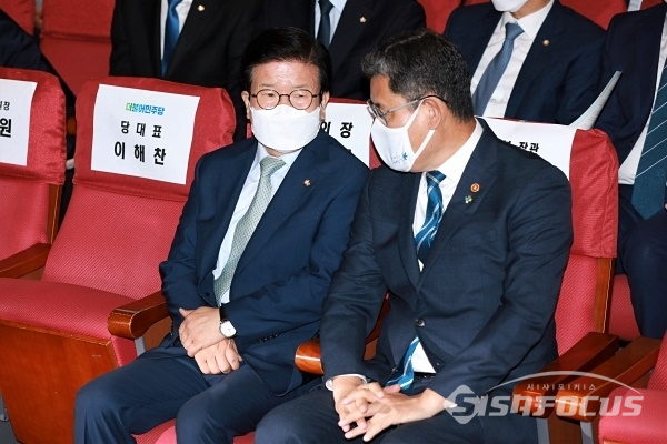 박병석 국회의장과 김연철 통일부 장관이 대화를 하고 있다. [사진 / 오훈 기자]