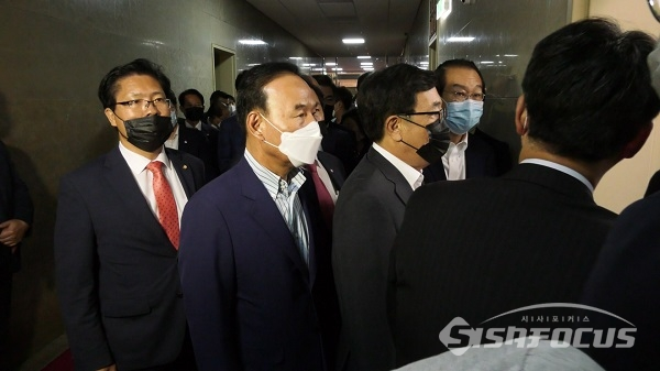 미래통합당 의원들이 상임위 배정에 항의하기 위해 박병석 국회의장실로 이동하고 있다. 사진 / 박상민 기자