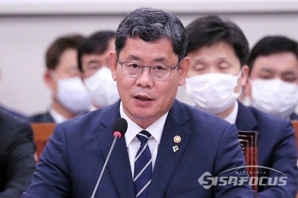 김연철 통일부 장관이 의원들의 질의에 답변하고 있다. 사진 / 오훈 기자