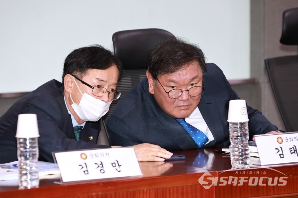 김태년 원내대표와 김경만 의원이 대화를 하고 있다. [사진 / 오훈 기자]
