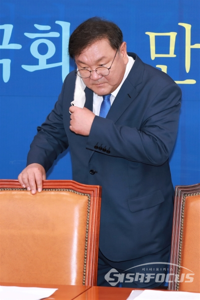 김태년 원내대표가 자리에 착석하고 있다. [사진 /오훈 기자]