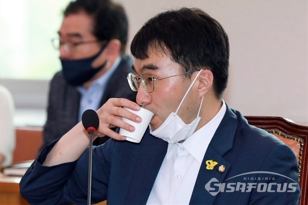 김남국 의원이 물을 마시고 있다. [사진 / 오훈 기자]