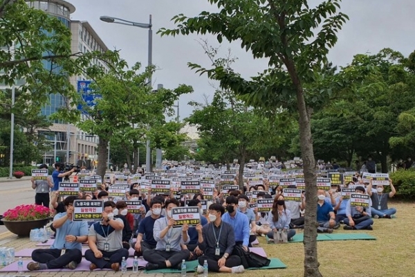 23일 오후 인천 중구 인천공항공사 앞에서 노조원들이 일방적인 정규직 전환 방침을 반대하는 집회를 하고 있다. ⓒ인천공항공사 정규직 노조