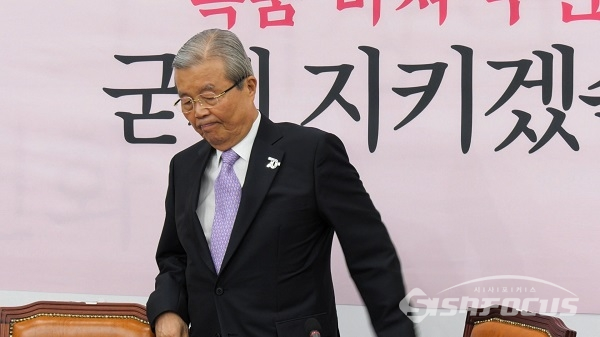 비상대책위원-중진의원 연석회의에 참석하는 김종인 위원장. 사진 / 박상민 기자