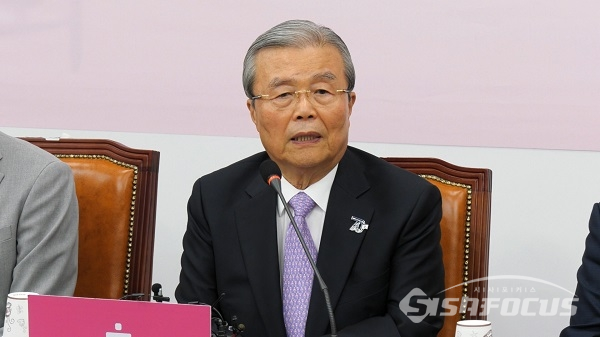 비상대책위원-중진의원 연석회의에서 김종인 위원장이 발언하고 있다. 사진 / 박상민 기자