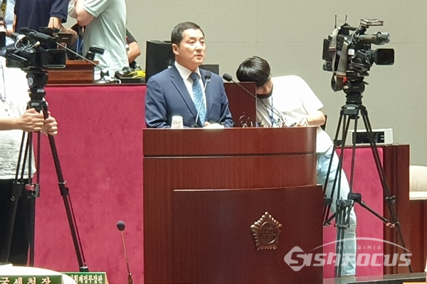 박대출 미래통합당 의원이 26일 오후 국회 예결위 회의장에서 열린 당 의원총회에서 발언하고 있다. 사진 / 김민규 기자