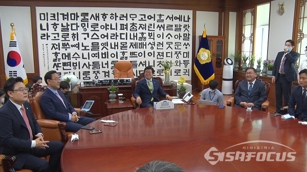 박병석 국회의장이 의장실에서 여야 원내지도부와 회동하고 있다. 사진 / 박상민 기자