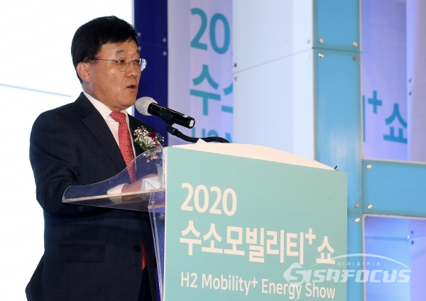 정만기 한국자동차산업협회 회장 겸 수소모빌리티+쇼 조직위원장이 개회사를 하고 있다.