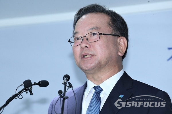 [시사포커스 / 오훈 기자] 더불어민주당 김부겸 전 의원이 9일 오전 서울 여의도 민주당 당사에서 오는 8월 당대표 선출을 위한 전당대회 출마를 공식선언하는 기자회견을 하고 있다.