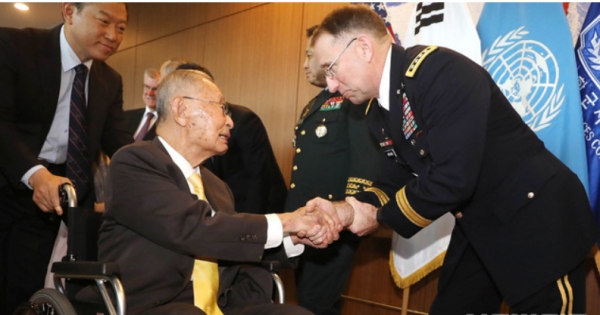 백선엽 장군과 로버트 에이브럼스 한미연합사령관이 인사를 나누고 있다. (사진/뉴시스)