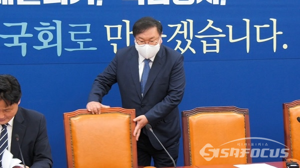 김태년 원내대표가 회의에 참석해 자리에 앉고 있다. 사진 / 권민구 기자