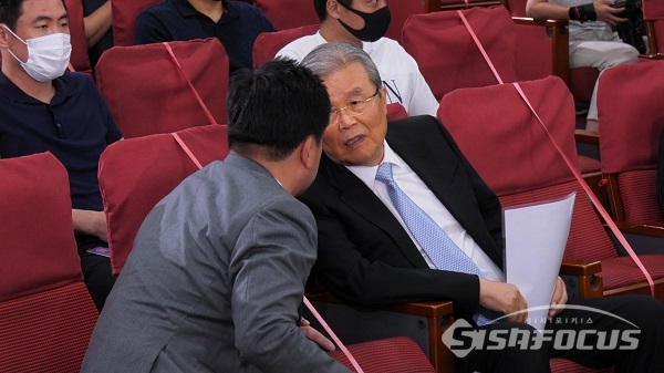김종인 위원장과 이용 의원이 체육인 복지법 제정을 위한 공청회에 참석해 대화하고있다. 사진 / 권민구 기자