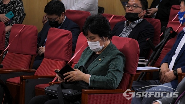 조수진 의원이 체육인 복지법 제정을 위한 공청회에 참석해 핸드폰을 보고 있다. 사진 / 권민구 기자