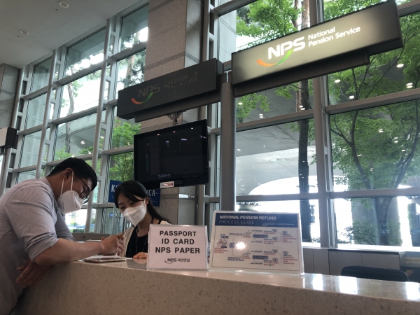 출국하는 외국인이 국민연금 인천공항상담센터에서 반환일시금 청구 절차에 대한 설명을 듣고 있다. ⓒ국민연금