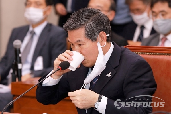 정경두 국방부 장관이 물을 마시고 있다. [사진 / 오훈 기자]