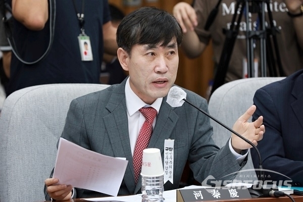 하태경 미래통합당 의원이 박지원 국정원장 후보자에게 질의를 하고 있다. [사진 /오훈 기자]