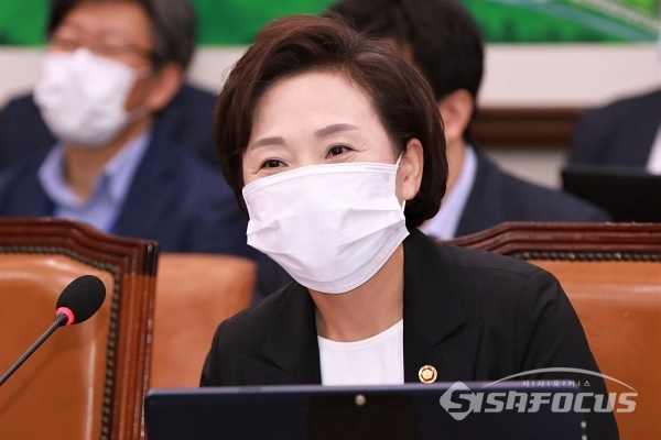 김현미 장관이 미소를 짓고 있다. [사진 / 오훈 기자]