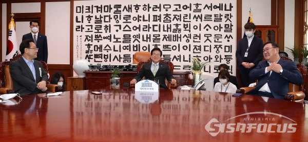 박병석 국회의장, 김태년 원내대표, 주호영 원내대표가 대화를 하고 있다.