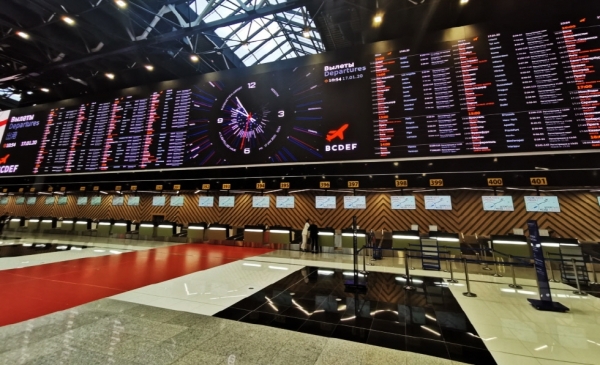 LG전자가 모스크바 북부에 위치한 세레메티예보 국제공항 C터미널에 LED 사이니지를 활용해 가로 68.5미터, 세로 6.5미터 규모의 항공운항정보표출시스템을 구축했다. ⓒLG전자