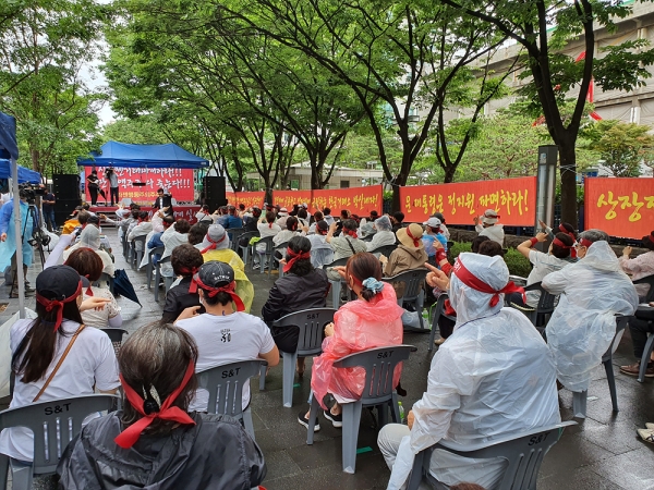 지난 10일 여의도 한국거래소 앞에서 개인투자자 300여명이 참석한 가운데 신라젠 거래 재개를 촉구하는 집회를 열었다. ⓒ신라젠행동주주모임