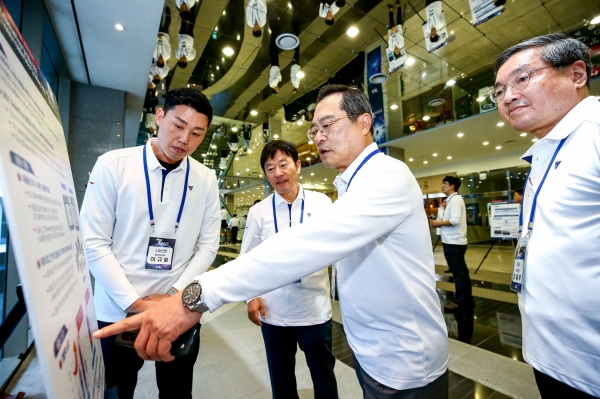 구자열 LS그룹 회장이 작년 9월 안양 LS타워에서 개최된 ‘LS T-Fair 2019’에서 우수과제로 선정된 기술에 대한 의견을 공유하고 있다. ⓒLS그룹