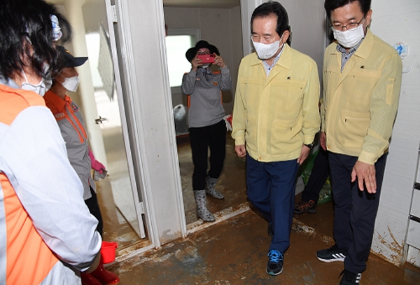 지난 1일 대전 서구 코스모스 아파트를 방문,  폭우피해 수습상황을 점검할 당시 정세균 총리 / ⓒ국무조정실