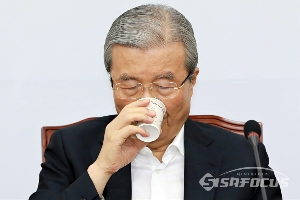 김종인 비상대책위원장이 물을 마시고 있다. [사진 /오훈 기자]