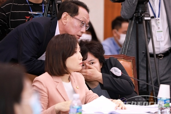 김도읍 간사, 전주혜 의원, 조수진 의원이 긴밀한 대화를 하고 있다. [사진 / 오훈 기자]