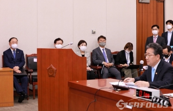 국회 법제사법위원회 전체회의에 참석한 홍남기 경제부총리와 김현미 장관ⓒ시사포커스