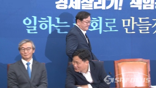 김태년 원내대표가 회의장으로 들어오고 있다. 사진 / 권민구 기자