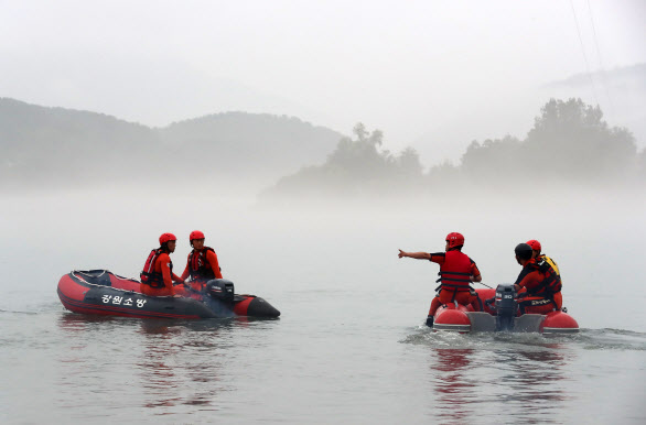 소방구조대원들이 7일 오전 경기 가평군 남이섬선착장 인근에서 지난 6일 춘천 의암댐에서 발생한 선박 전복사고 관련 실종자 수색에 투입되고 있다 / ⓒ뉴시스