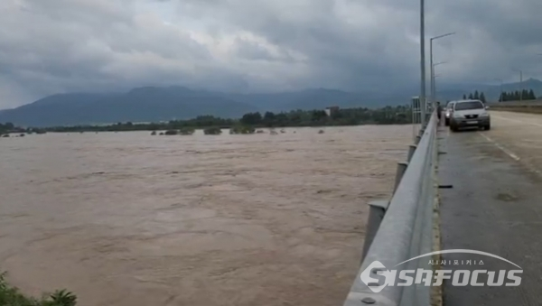 전남지역에 이틀간 내린 500mm 폭우로 섬진강 금곡교일대가 물에 잠겼다.