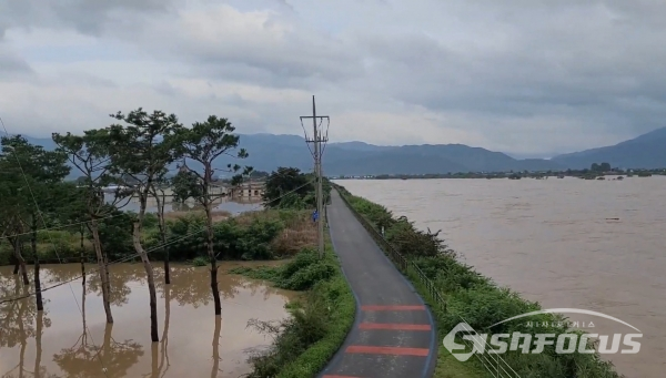 전남지역에 이틀간 내린 폭우로 인해 섬진강 금곡교 일대가 물에 잠겼다. ⓒ시사포커스