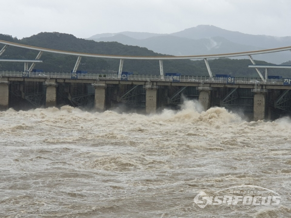 중부지방의 집중호우로 인해 팔당댐의 방류량이 증가하고 있다. (사진/ 박상민 기자)