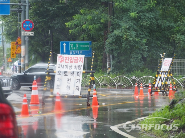 양평방향 팔당대교 위에 진입금지 표시가 되어 있다. (사진 / 박상민 기자)