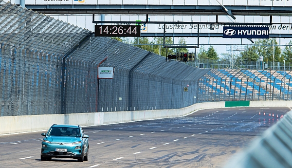 현대자동차가 코나 일렉트릭 완충시 주행거리 측정을 독일에서 실시했다. 시험주행 14시간 26분을 넘어선 순간 ⓒ현대자동차
