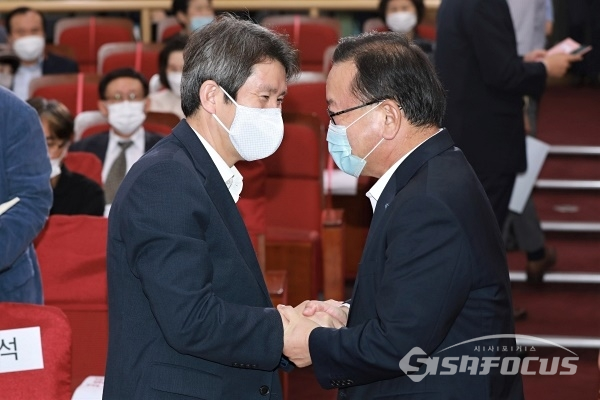이인영 통일부 장관과 김부겸 민주당 당대표 후보가 인사를 나누고 있다. [사진 / 오훈 기자]