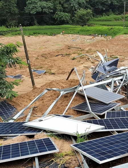지난 8일 충북제천 산비탈에 설치된 태양광발전설비가 큰 비로 인해 무너진 모습ⓒ뉴시스