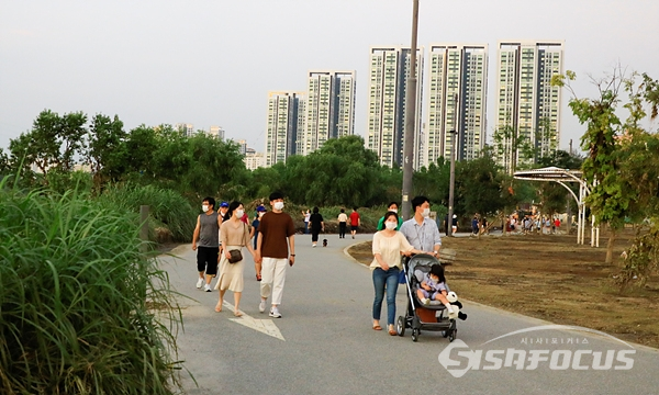 장마가 끝나고 한강공원이 개장되자 많은 시민들이 밖으로 나와 산책하며 휴일을 즐기고 있다.  사진/강종민 기자