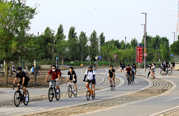 그동안 장마로 자전거 라이딩을 못한 자전거 동호인들이 모처럼 맑은 날을 맞아 한강공원을 달리며 라이딩을 즐기는 모습.  사진/강종민 기자