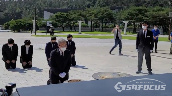 무릎 꿇고 참배하는 미래통합당 김종인 비상대책위원장 (사진 / 박영용 기자)