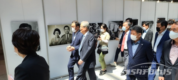기념관을 둘러보고 있는 김종인 비대위원장 (사진 / 박영용 기자)