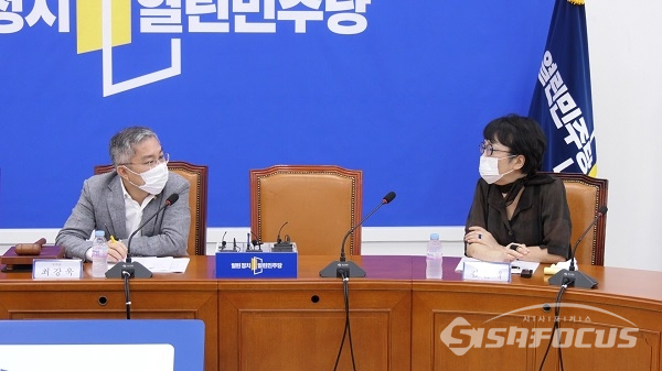 최강욱 대표-김진애 원내대표가 대화하고 있다. 사진 / 권민구 기자