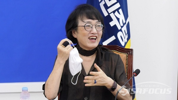 김진애 원내대표가 마스크를 벗고 있다. 사진 / 권민구 기자