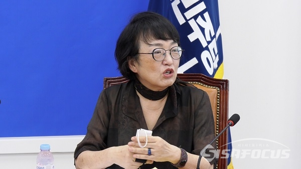 웃고 있는 김진애 원내대표. 사진 / 권민구 기자