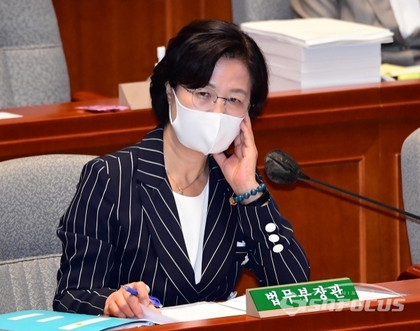 [시사포커스 / 오훈 기자] 추미애 법무부 장관이 25일 서울 여의도 국회 본청에서 의원의 질의를 경청하고 있다.