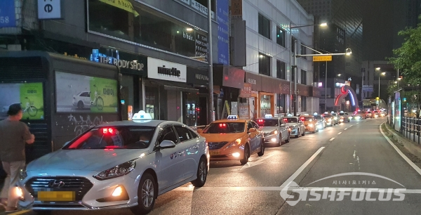 30일 1시경 성신여대역 인근에 늘어선 '빈차' 표시등을 켜 놓고 승객을 기다리는 택시들 (사진=강민 기자)