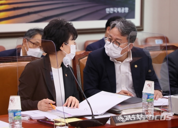 김현미 장관이 손명수 제2차관과 대화를 하고 있다.
